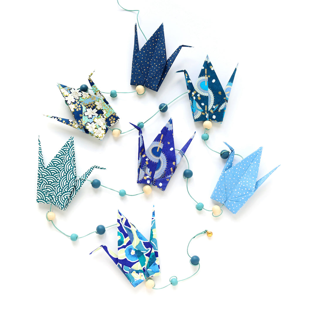 photo packshot de la guirlande montée du kit guirlande de grues en origami dans les tons bleu nuit, bleu marine et bleu canard « nocturne » Z13 adeline klam 