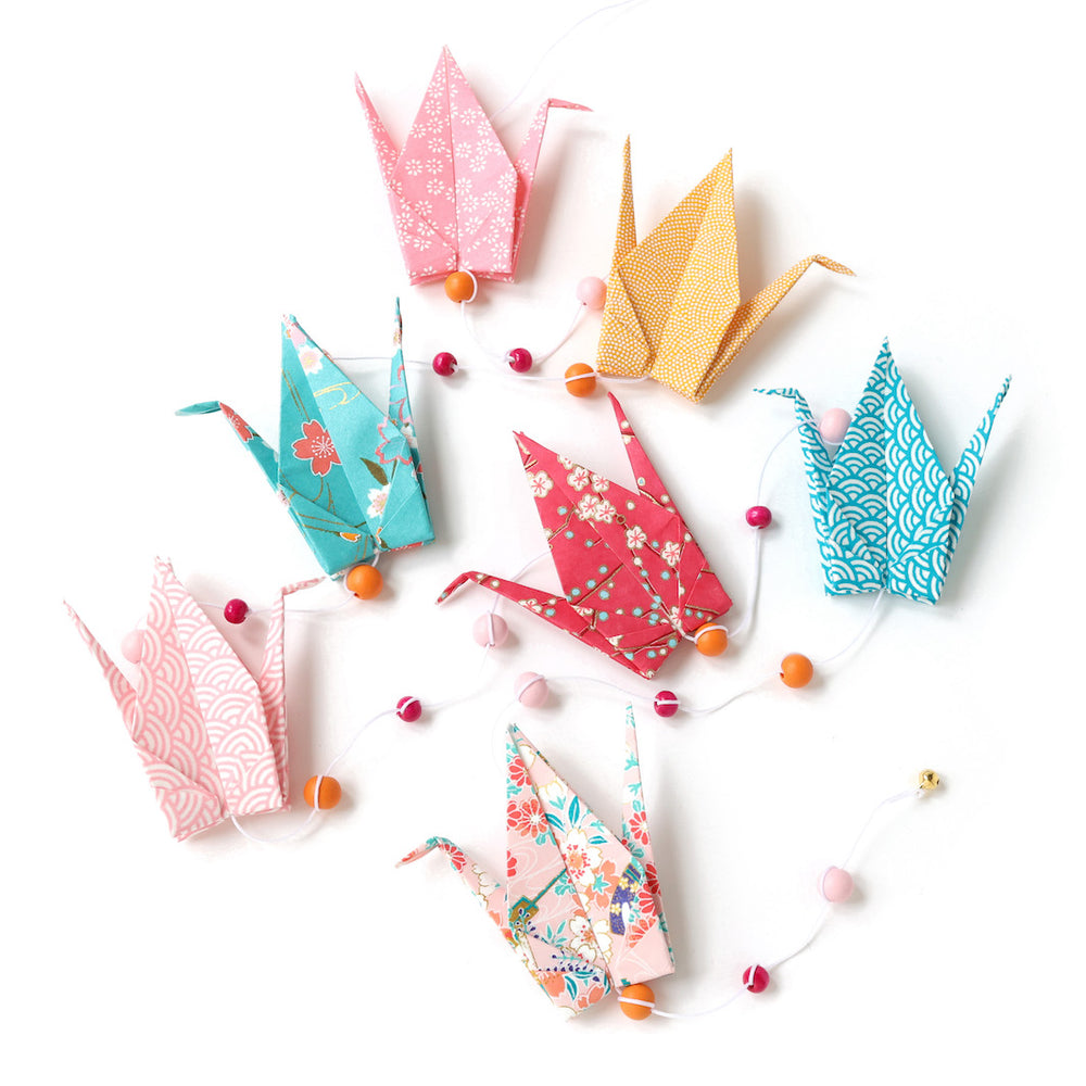 photo packshot de la guirlande montée du kit créatif guirlande de grues en origami « roudoudou » (A11) dans les tons roses, jaune orangé et bleu turquoise adeline klam