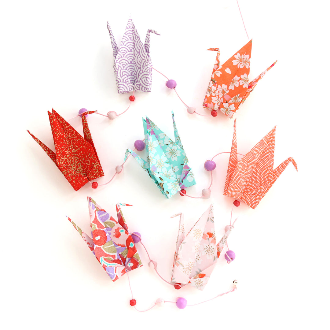 photo packshot de la guirlande montée du kit guirlande de grues en origami dans les tons rouge rose, violet mauve, orange pastel et vert menthe de la gamme « hibiscus » (C9) adeline klam