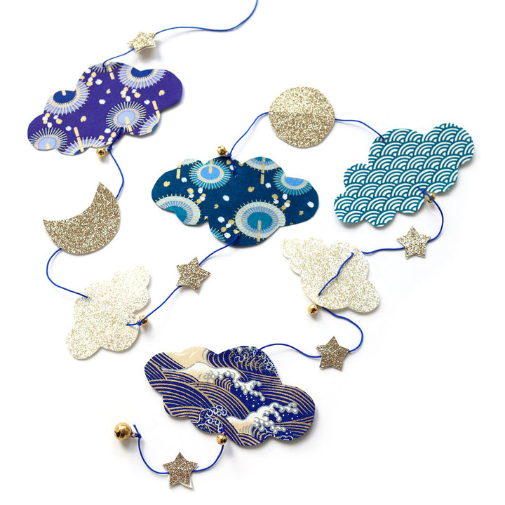photo packshot de la guirlande montée du kit guirlande de nuages « céleste » dans les tons bleu nuit et marine, blancs et dorés « cosmique » adeline klam