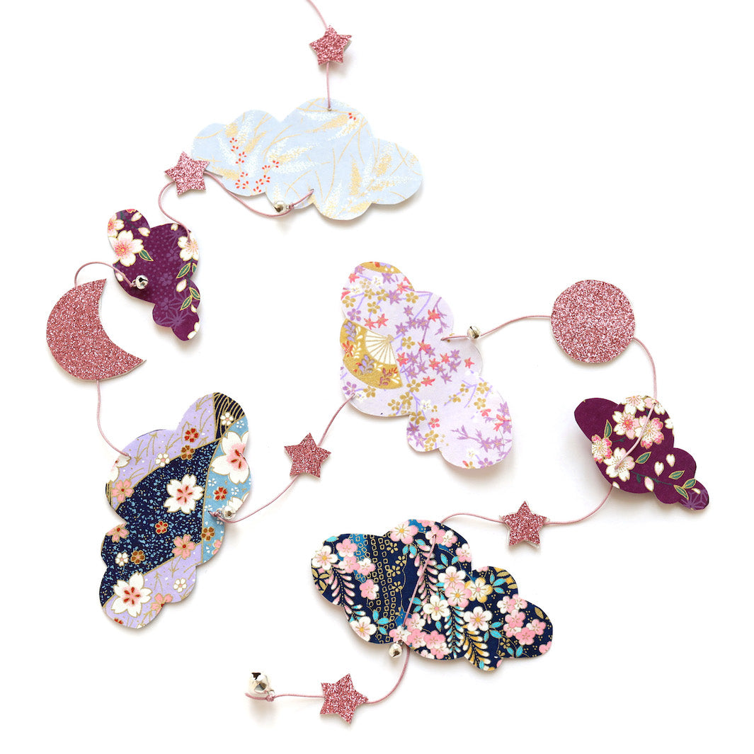 photo packshot de la guirlande montée du kit guirlande de nuages « céleste » dans les tons mauve, lilas, bleu marine et bleu clair « pimprenelle » adeline klam