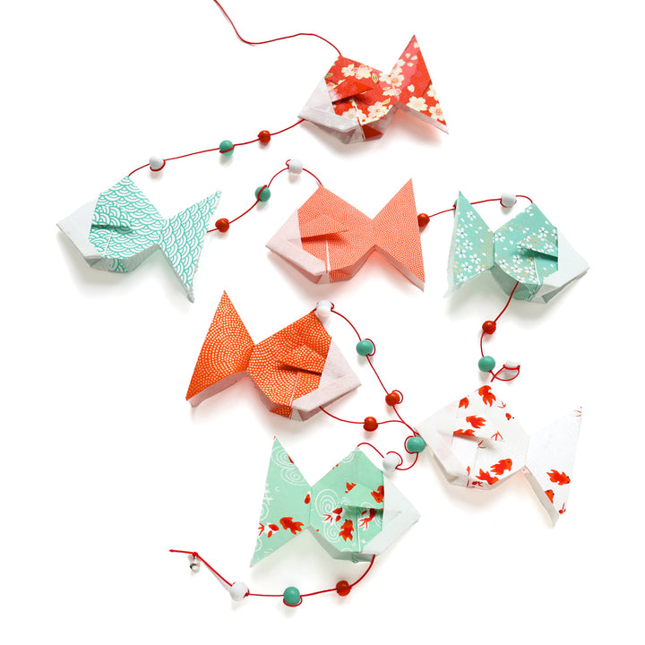 photo packshot de la guirlande montée du kit guirlande de poissons dans les tons rouge orange, vert d'eau et blanc crème « koï » (E6) adeline klam