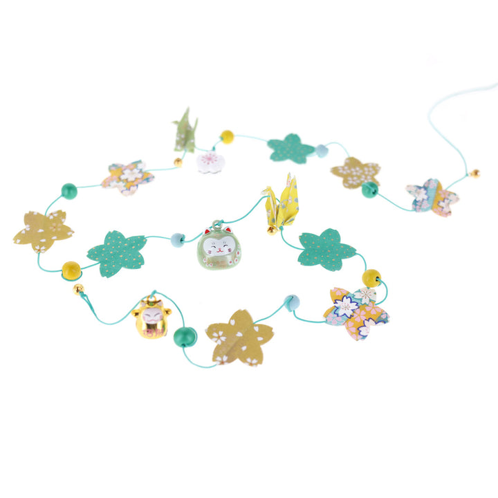 photo packshot de la guirlande montée du kit guirlande porte-bonheur jaune moutarde, vert menthe et bleu canard « champêtre » adeline klam