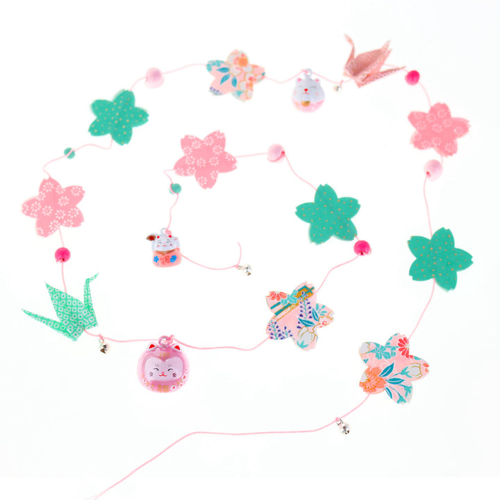 photo packshot de la guirlande montée du kit guirlande porte-bonheur rose clair et moyen, vert menthe « roudoudou » adeline klam