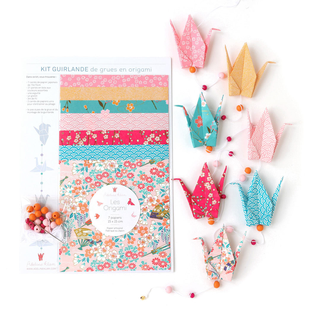 photo packshot de la guirlande montée et du packaging du kit créatif guirlande de grues en origami « roudoudou » (A11) dans les tons roses, jaune orangé et bleu turquoise adeline klam