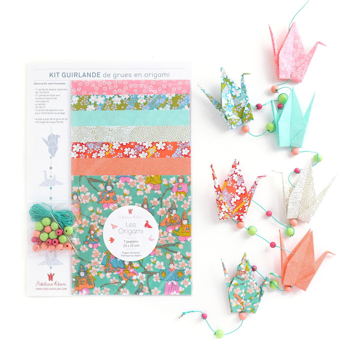 photo packshot de la guirlande montée et du packaging du kit créatif guirlande de grues en origami « floraison » (K10) dans les tons vert menthe, roses, corail et orange adeline klam