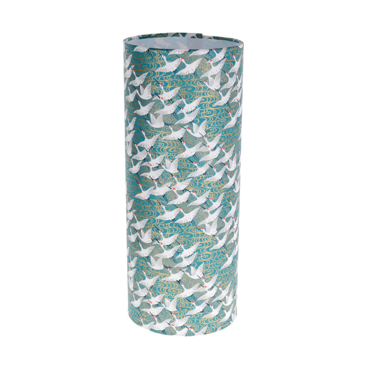 photo packshot de la lampe japonaise à poser aux motifs d'envolée de grues bleu canard (M932) adeline klam