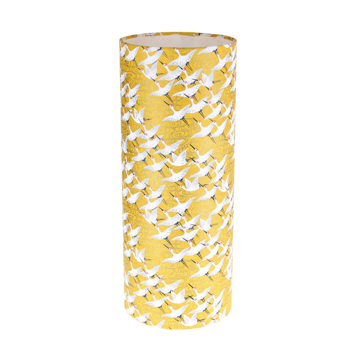 photo packshot de la lampe japonaise à poser aux motifs d'envolée de grues blanches sur fond jaune moutarde (M930) adeline klam