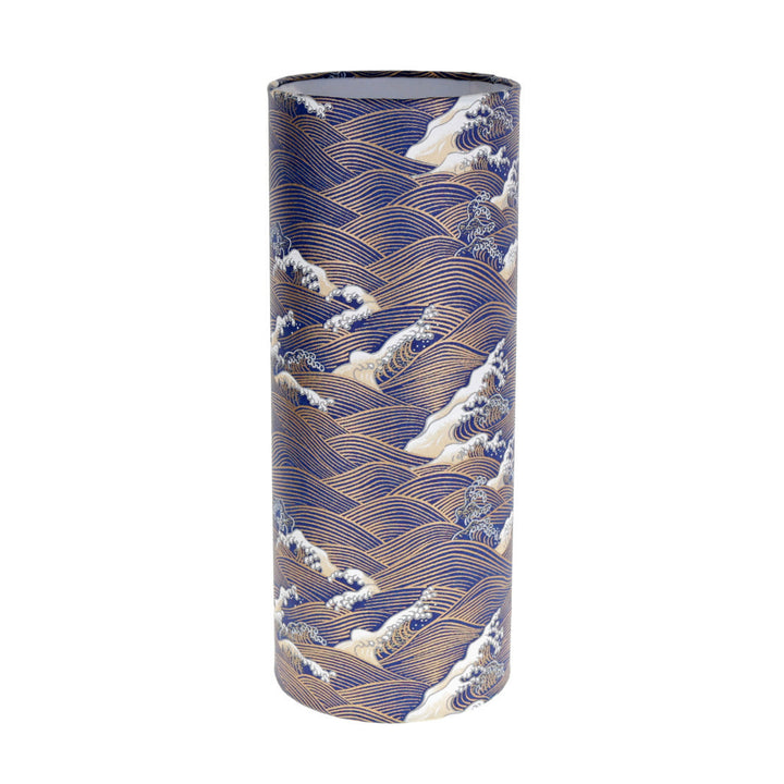 photo packshot de la lampe japonaise à poser aux motifs de vagues et d'écumes bleu nuit et dorées (M851) adeline klam