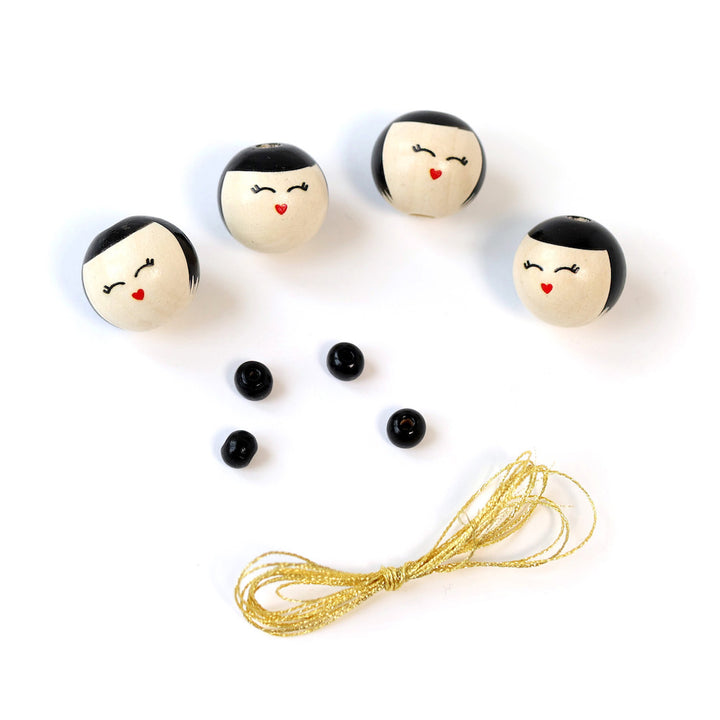 photo packshot du lot de fil et de perles « poupées kokeshi » noires adeline klam