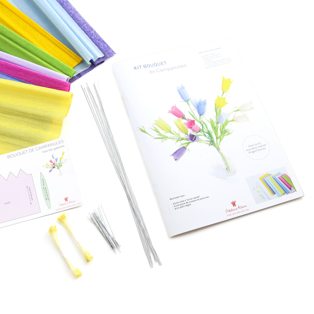 photo packshot du manuel fermé et des fournitures du kit bouquet de campanules en crépon dans les tons bleu violet, bleu ciel, jaunes, ivoire, magenta et vert moyen adeline klam