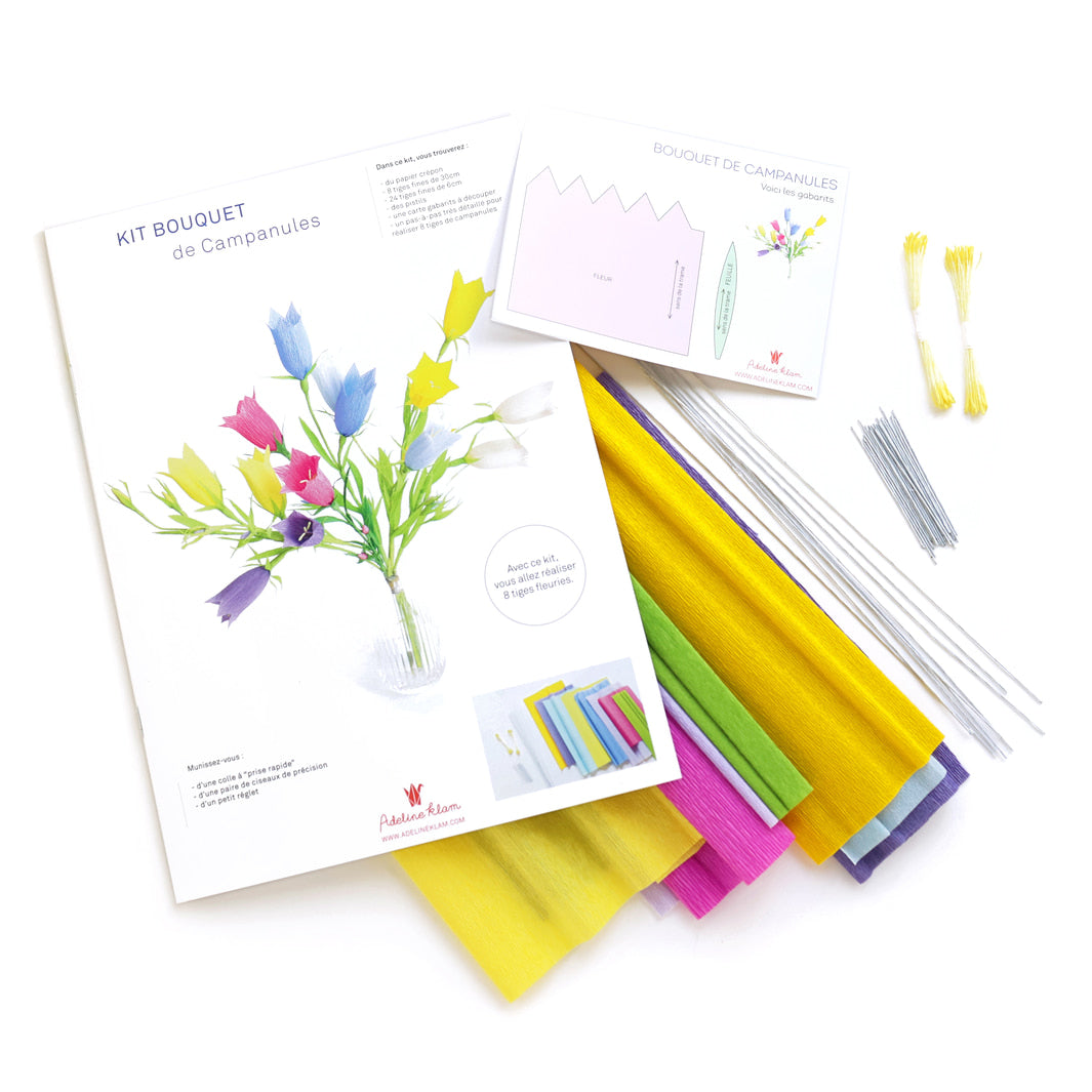 photo packshot du manuel fermé et des fournitures du kit bouquet de campanules en crépon dans les tons bleu violet, bleu ciel, jaunes, ivoire, magenta et vert moyen adeline klam