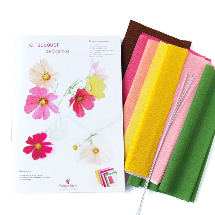 photo packshot du manuel et des fournitures du kit bouquet de cosmos en crépon dans les tons rose clair et foncé, corail, jaune et vert moyen adeline klam