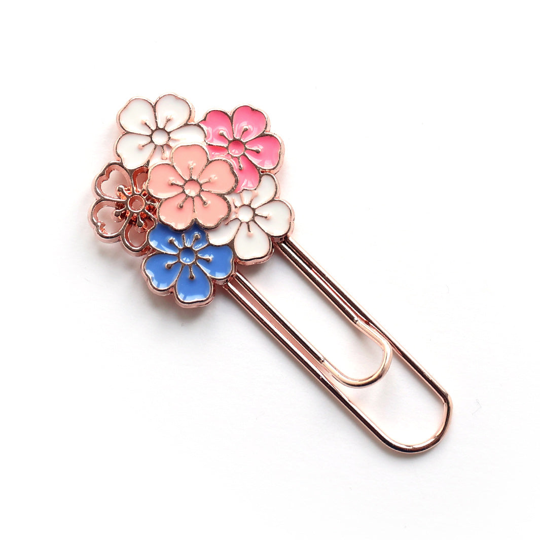 photo packshot du marque-page trombone or rose décoré d'une grappe de fleurs de cerisier roses, blanches et bleues