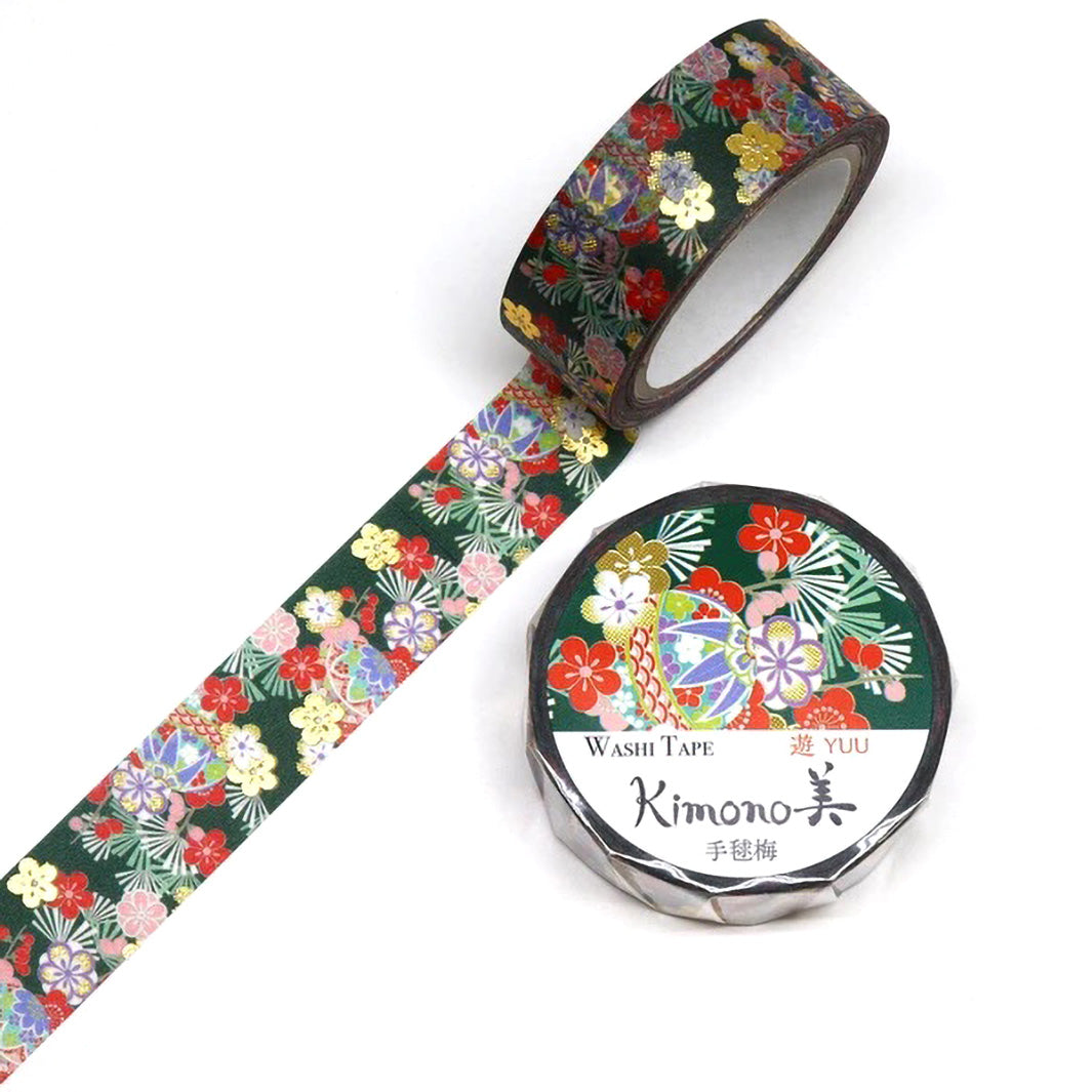 photo packshot d'un masking tape au motifs de fleurs de prunier et de jouets traditionnels dans les tons verts, rouges, jaunes et violets