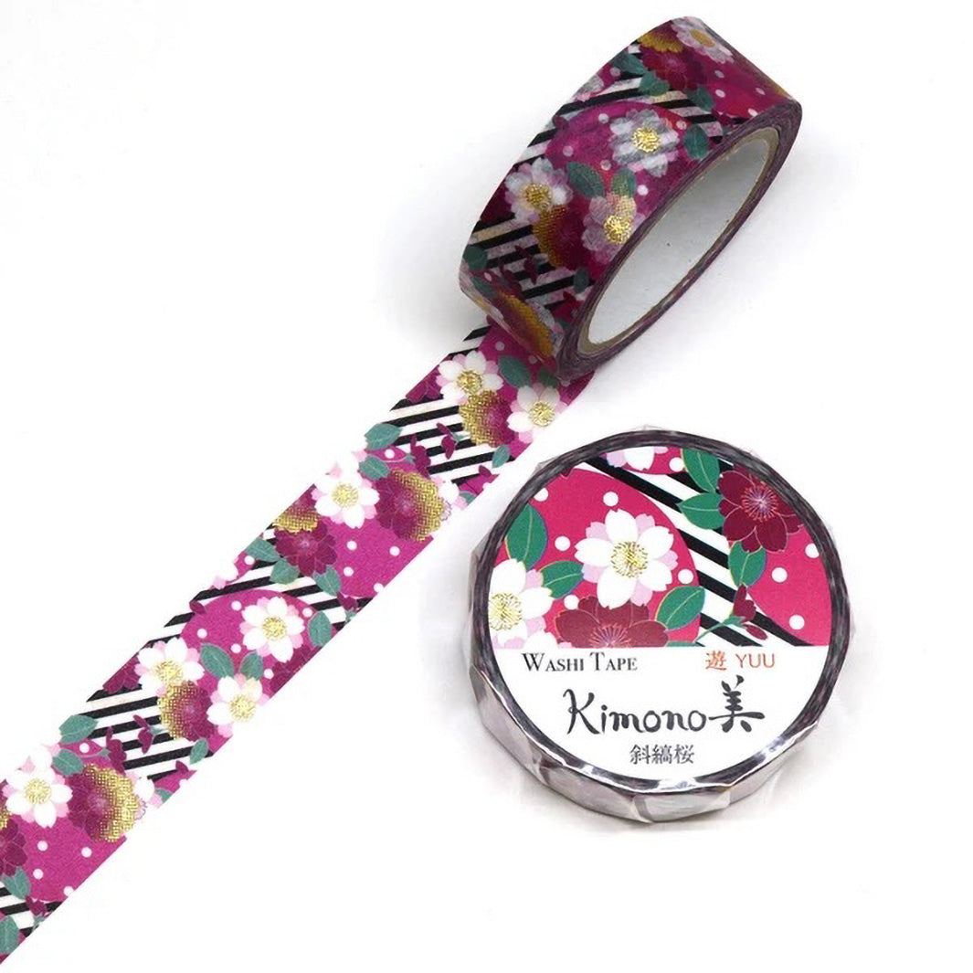 photo packshot d'un masking tape au motifs de fleurs de cerisier et de rayure dans les tons violets, noirs et verts
