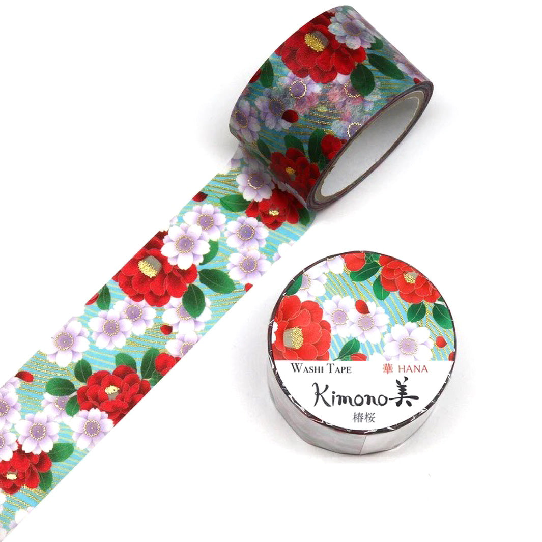 photo packshot d'un masking tape au motifs de camélias et de fleurs de cerisier dans les tons verts, rouges et mauve