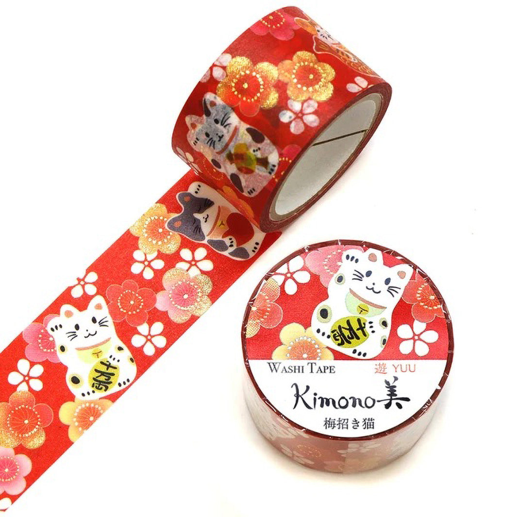 photo packshot d'un masking tape au motifs de chat maneki-neko et de fleurs de prunier dans les tons rouges, blancs et dorés