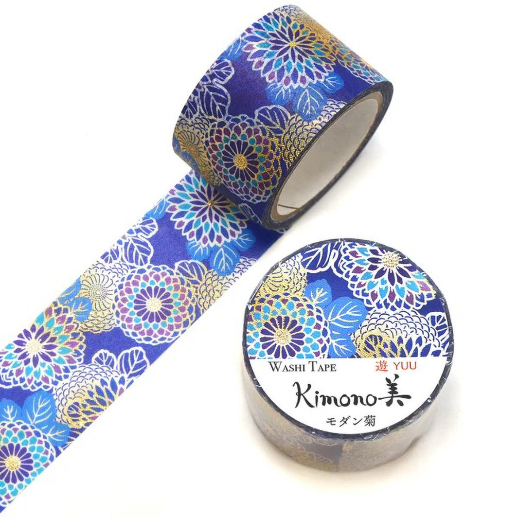 photo packshot d'un masking tape au motifs de chrysanthèmes bleus, violets et dorés