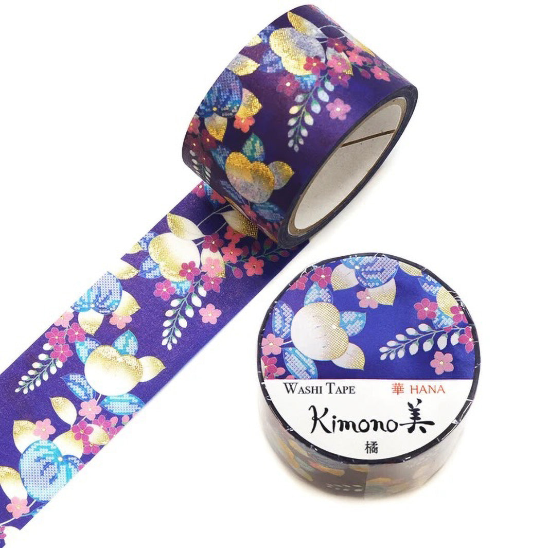 photo packshot d'un masking tape au motifs de fleurs d'agrume dans les tons violets, bleus, roses et dorés