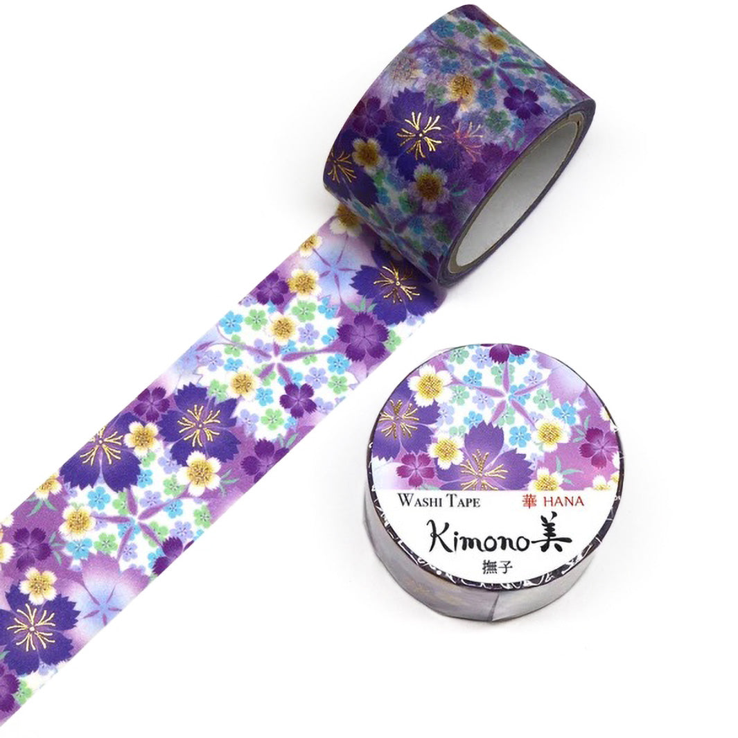photo packshot d'un masking tape au motifs de fleurs d'oeillets dans les tons violets, dorés, bleus et verts
