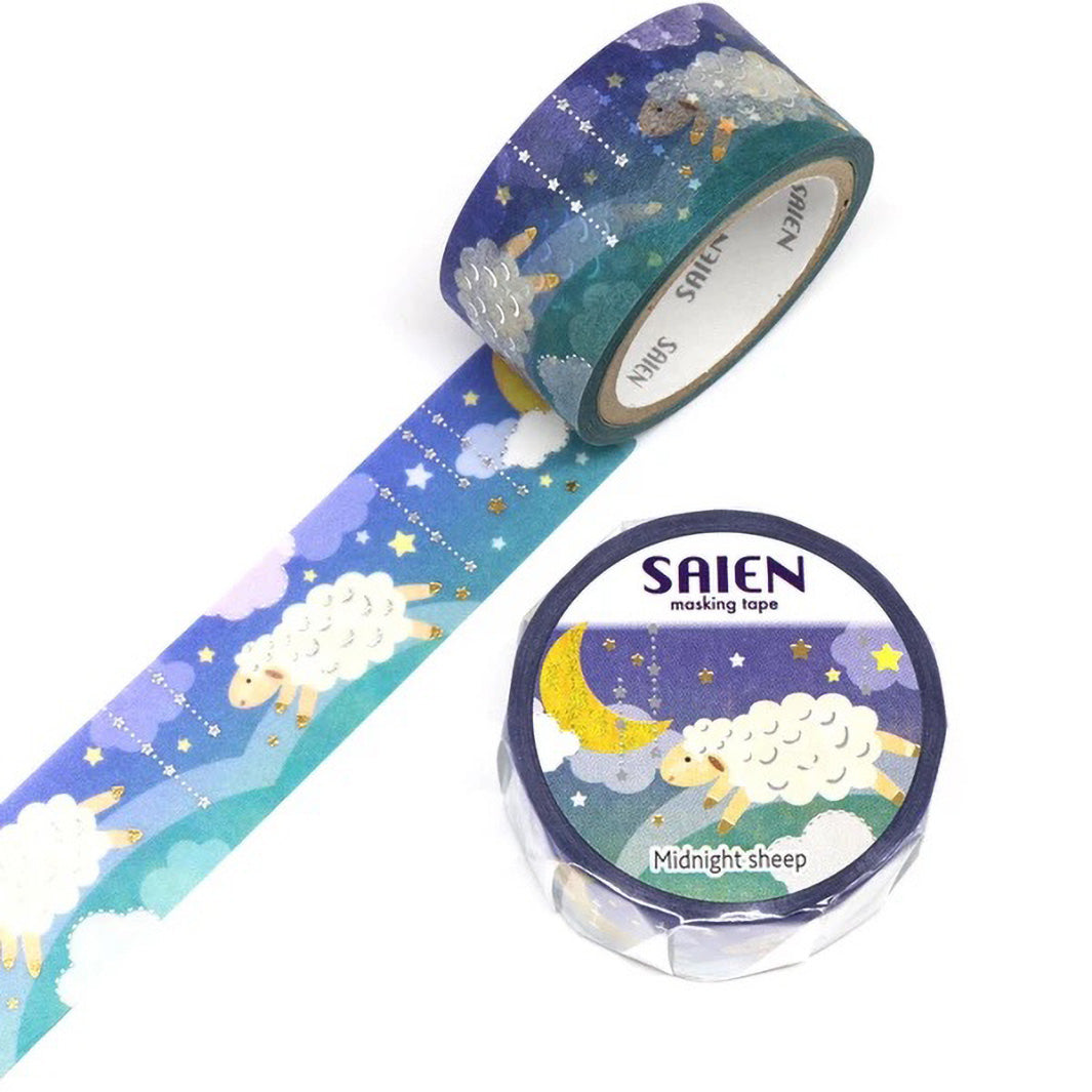 photo packshot d'un masking tape au motifs de moutons nocturnes dans les tons violets, bleus, blancs et dorés