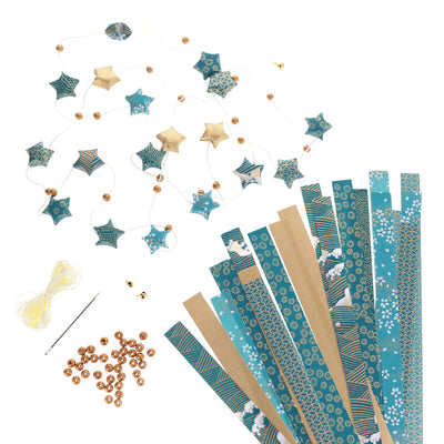 photo packshot du matériel et de la guirlande montée du kit guirlande d'étoiles « orient » dans les tons bleu canard, blancs et dorés adeline klam