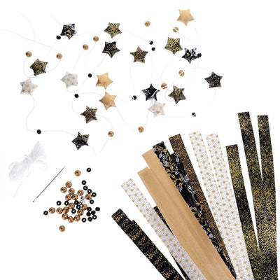 photo packshot du matériel et de la guirlande montée du kit guirlande d'étoiles « gatsby » dans les tons noirs, blancs et dorés adeline klam