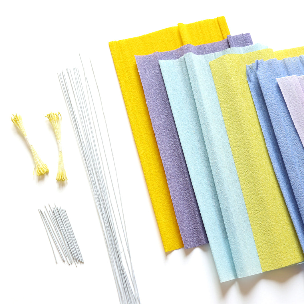 photo packshot du matériel du kit bouquet de campanules en crépon dans les tons bleu violet, bleu ciel, jaunes, ivoire, magenta et vert moyen adeline klam