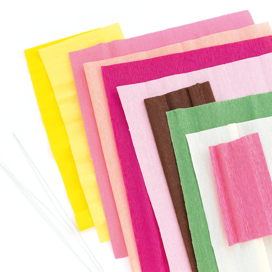 photo packshot du matériel du kit bouquet de cosmos en crépon dans les tons rose clair et foncé, corail, jaune et vert moyen adeline klam