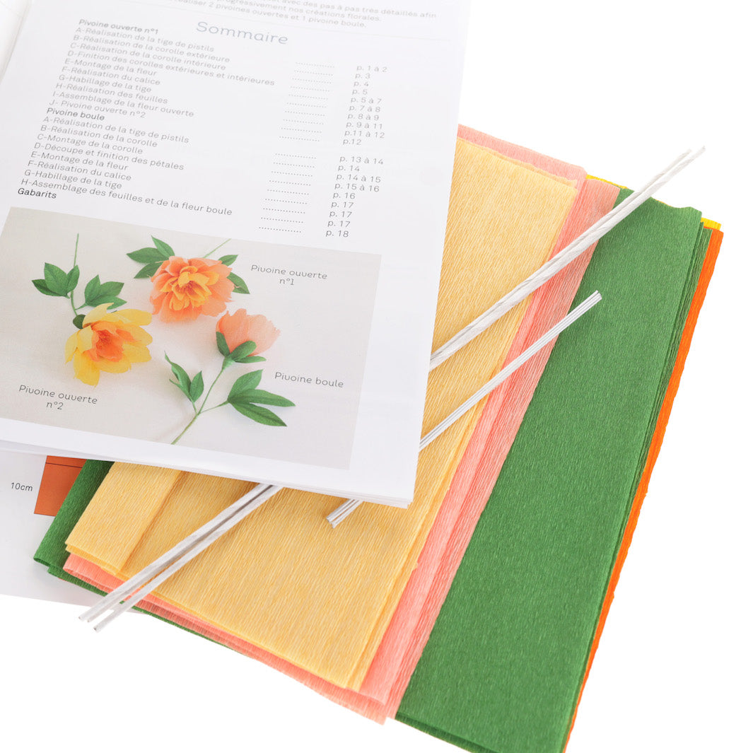 photo packshot du matériel du kit bouquet de pivoines en crépon dans les tons jaunes, orange, saumons et verts adeline klam