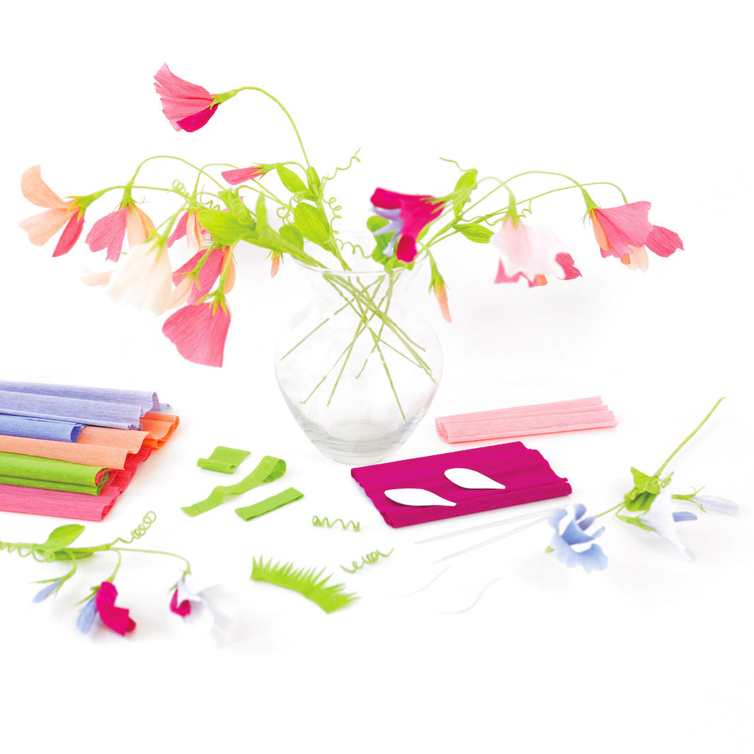 photo packshot du matériel et des pois de senteur réalisés du kit bouquet pois de senteur en crépon dans les tons rose clair, rose fuschia, mauve, bleu et vert adeline klam