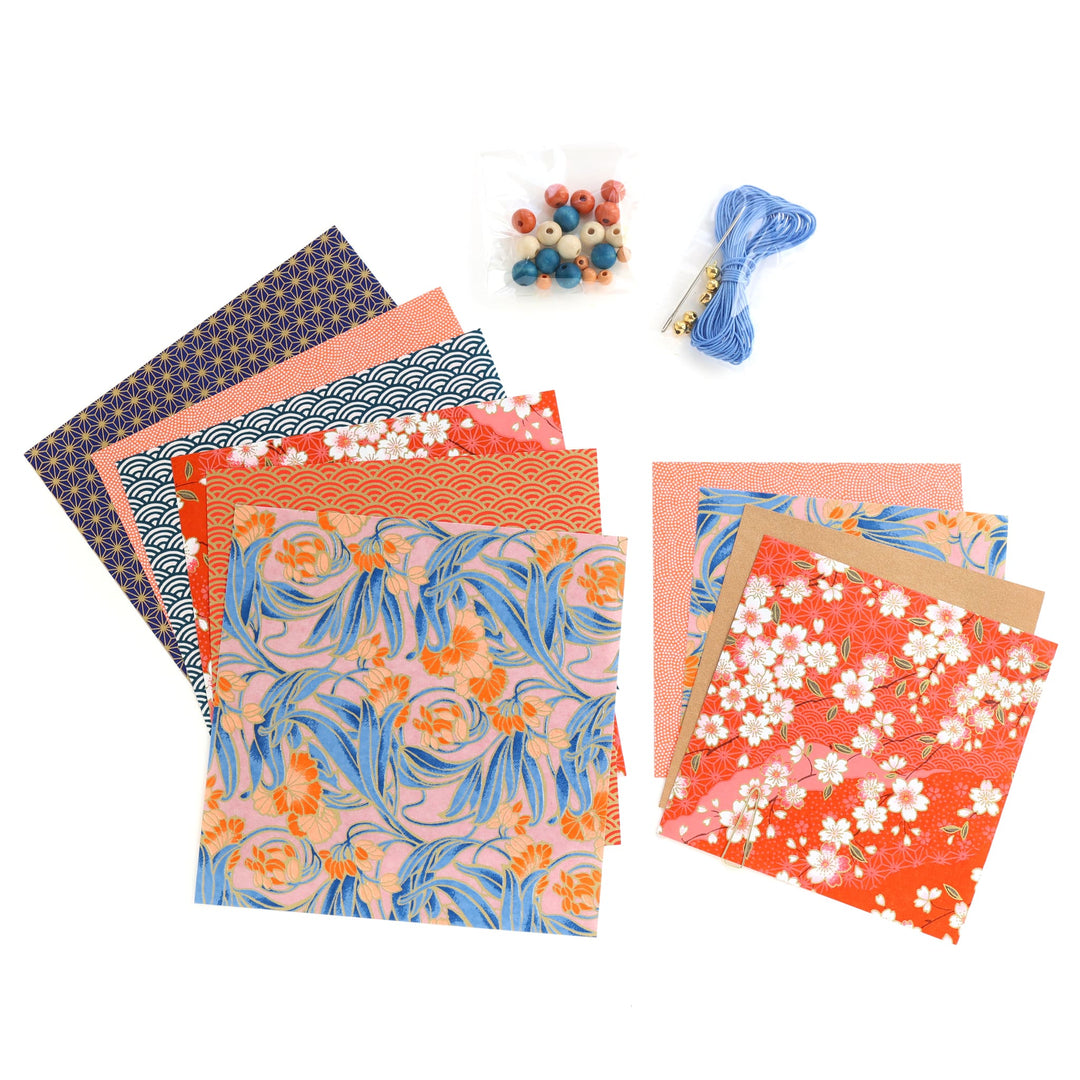 photo packshot du matériel du kit pampilles « william » dans les tons corail, rouge orange, bleu moyen et nuit  et dorés adeline klam (septembre 2026)