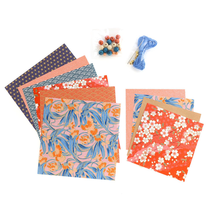 photo packshot du matériel du kit pampilles « william » dans les tons corail, rouge orange, bleu moyen et nuit  et dorés adeline klam (septembre 2026)