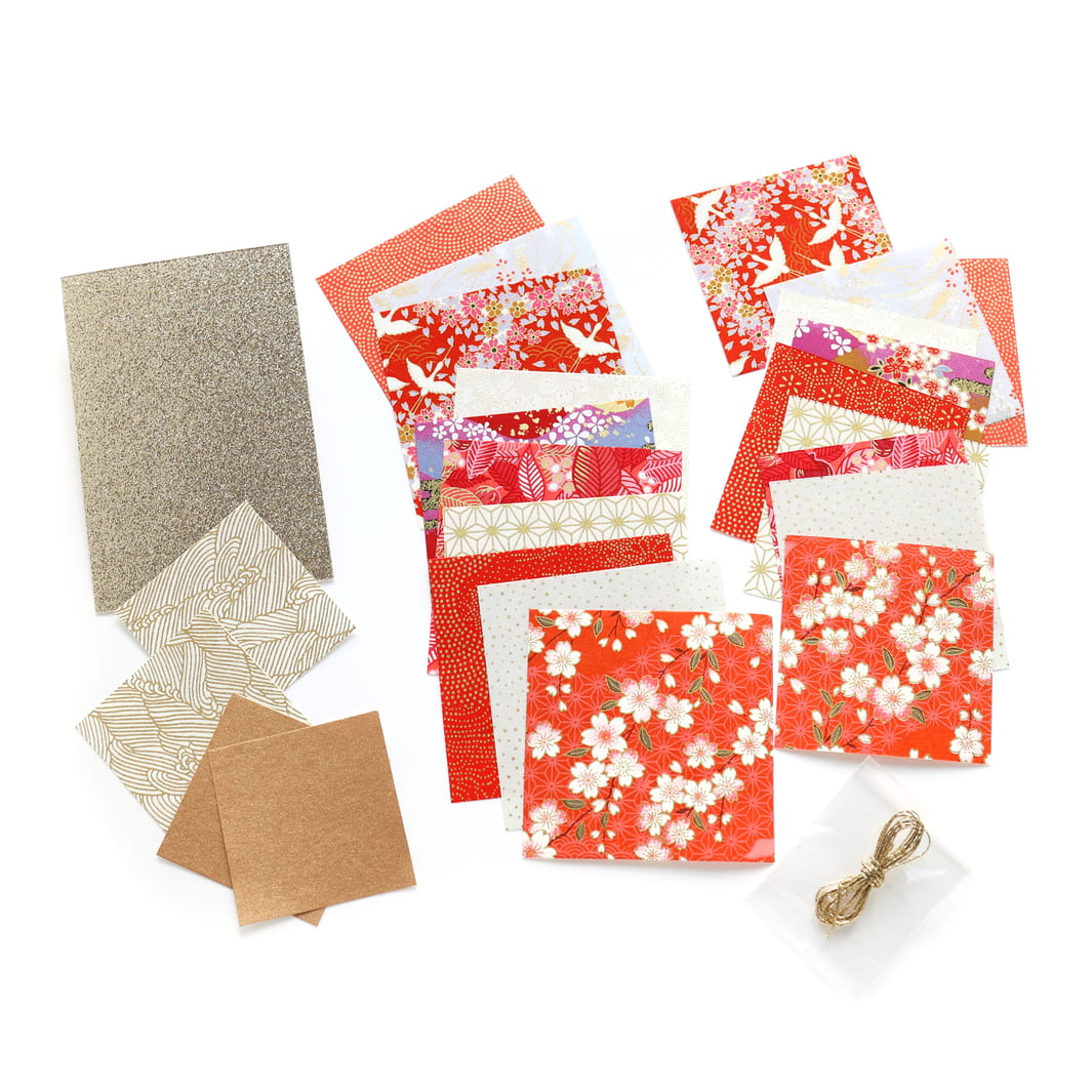 photo packshot du matériel du kit sapins à suspendre dans les tons rouge orange, violets, blanc et dorés « kokeshi » adeline klam