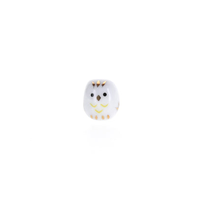 photo packshot du mini grigri en céramique en forme de hibou blanc « bonheur »