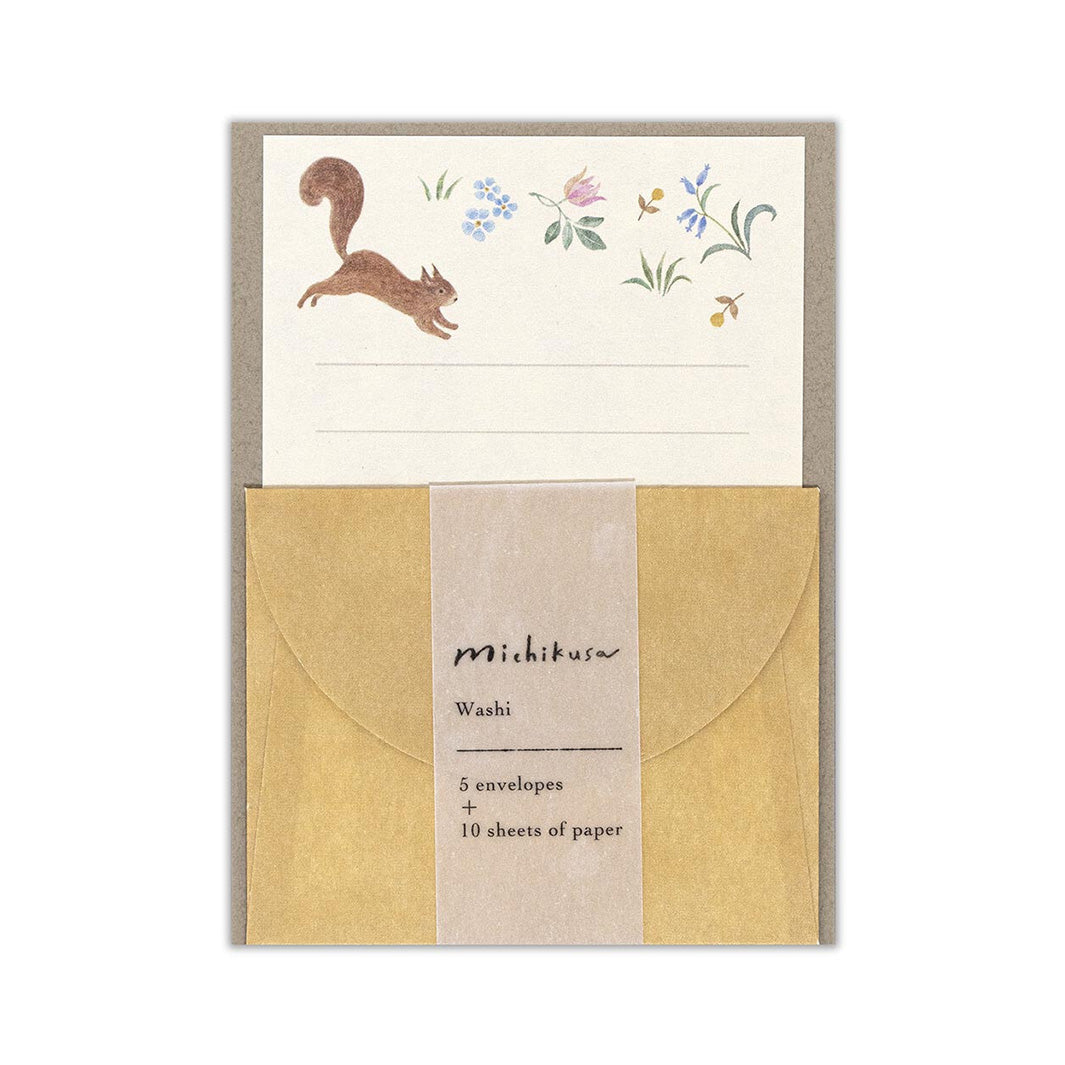 photo packshot du packaging du mini set de 10 papiers à lettre et 5 enveloppes jaunes aux motifs d'écureuil et de fleurs de nb bo., ltd. japan
