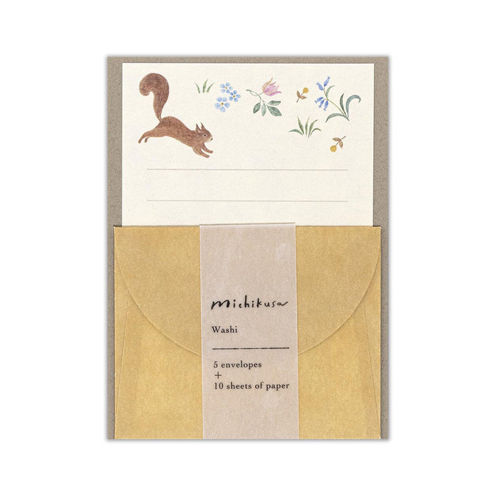 photo packshot du packaging du mini set de 10 papiers à lettre et 5 enveloppes jaunes aux motifs d'écureuil et de fleurs de nb bo., ltd. japan
