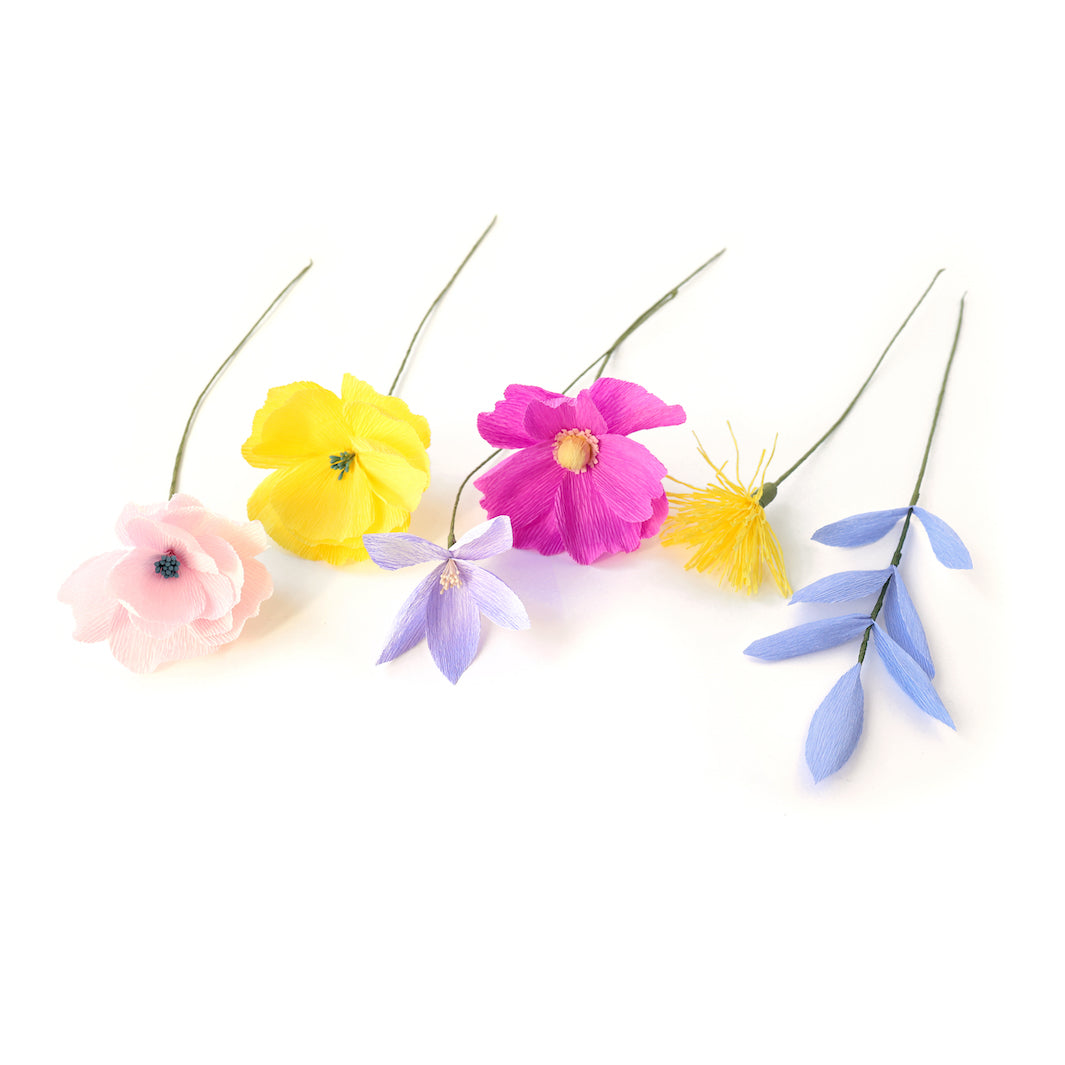 photo packshot des modèles de fleurs et de feuillage du kit bouquet de fleurs en crépon dans les tons jaune, rose clair et fuchsia, mauve et lilas « guimauve » adeline klam