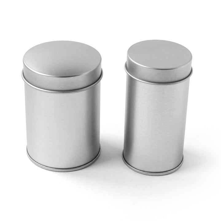 photo packshot des modèles de petites boîtes à thé ou à épices au double couvercle et couvercle simple bombé fermées