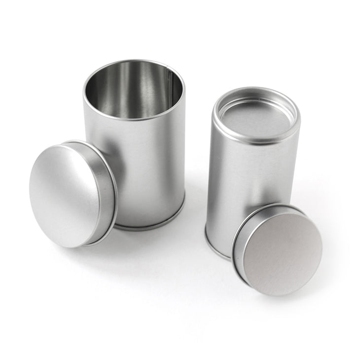 photo packshot des modèles de petites boîtes à thé ou à épices au double couvercle et couvercle simple bombé ouvertes