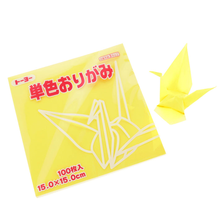 photo packshot du packaging et d'une grue montée du set de 100 papiers origami unis jaune citron toyo