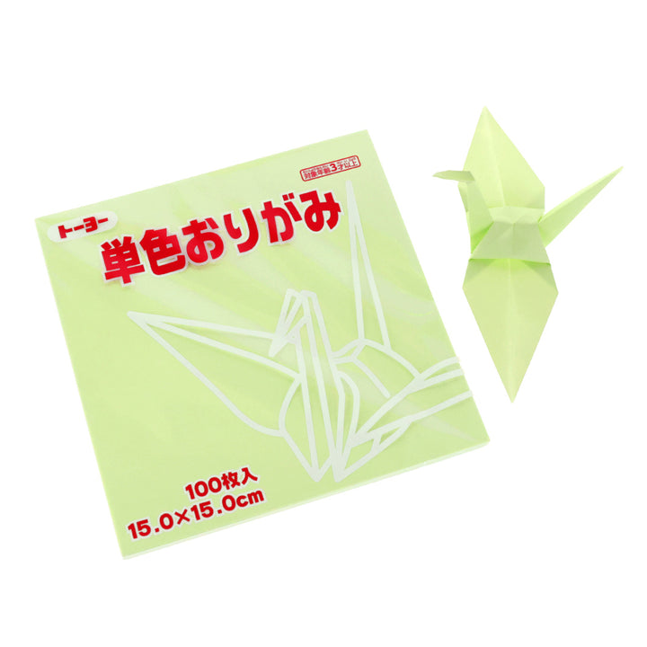 photo packshot du packaging et d'une grue montée du set de 100 papiers origami unis vert pistache toyo