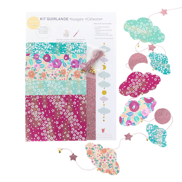 photo packshot du packaging et de la guirlande montée du kit guirlande de nuages céleste dans les tons prune, vert d'eau, bleu canard et corail « guimauve » adeline klam