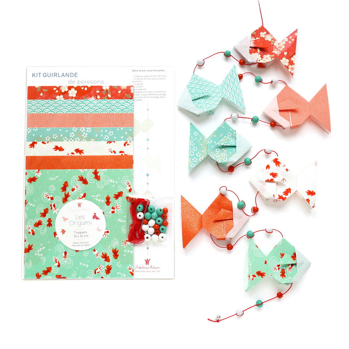photo packshot du packaging et de la guirlande montée du kit guirlande de poissons dans les tons rouge orange, vert d'eau et blanc crème « koï » (E6) adeline klam