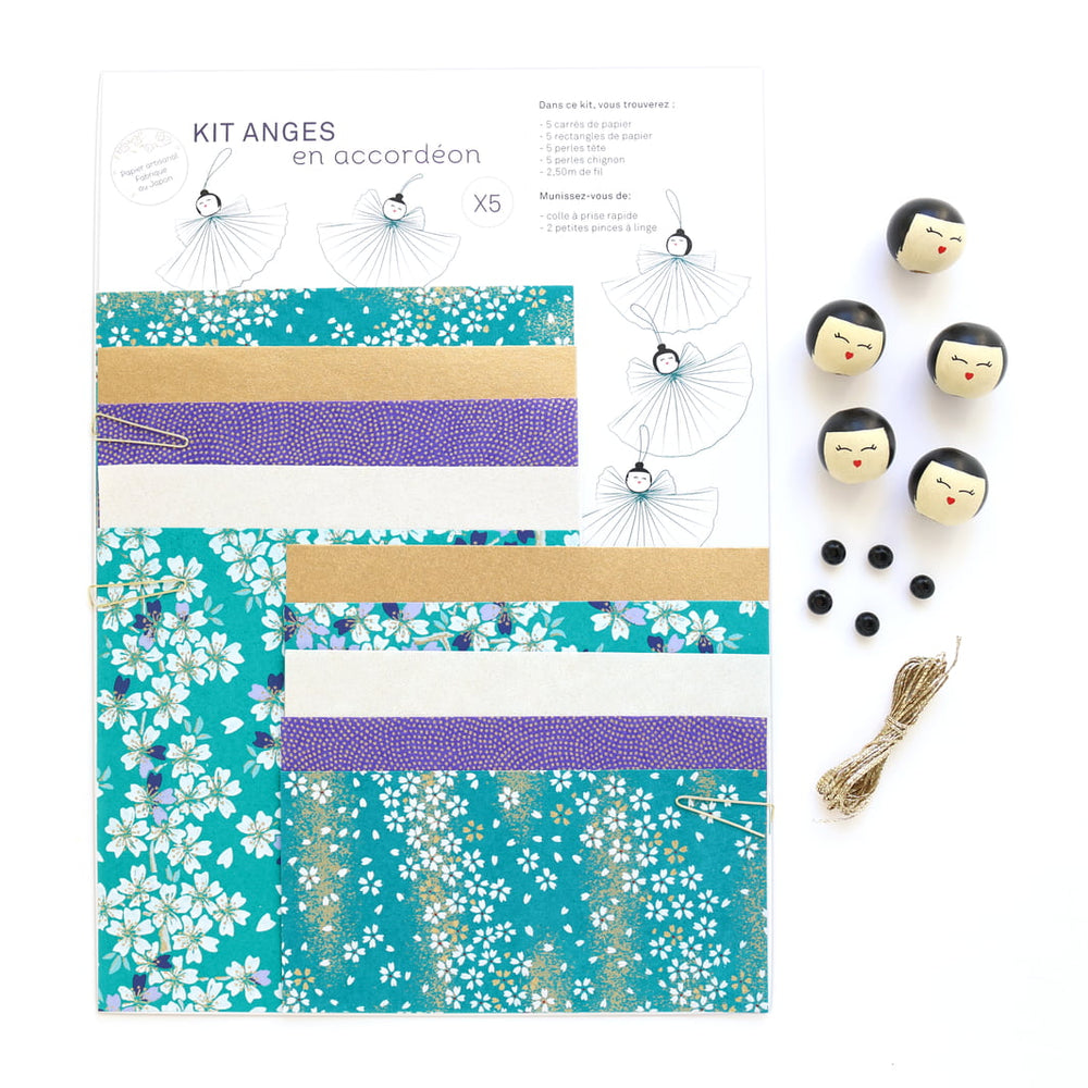 photo packshot du packaging du kit anges accordéon dans les tons bleu canard, bleu nuit, violet foncé, gris perle et dorés « sakura » adeline klam