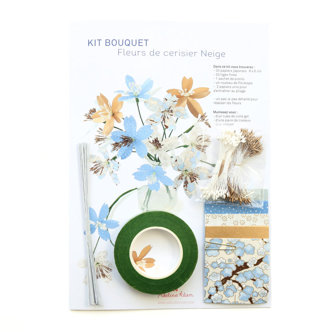 photo packshot du packaging du kit bouquet de fleurs de cerisier dans les tons bleu ciel, dorés et blanc crème « neige » adeline klam