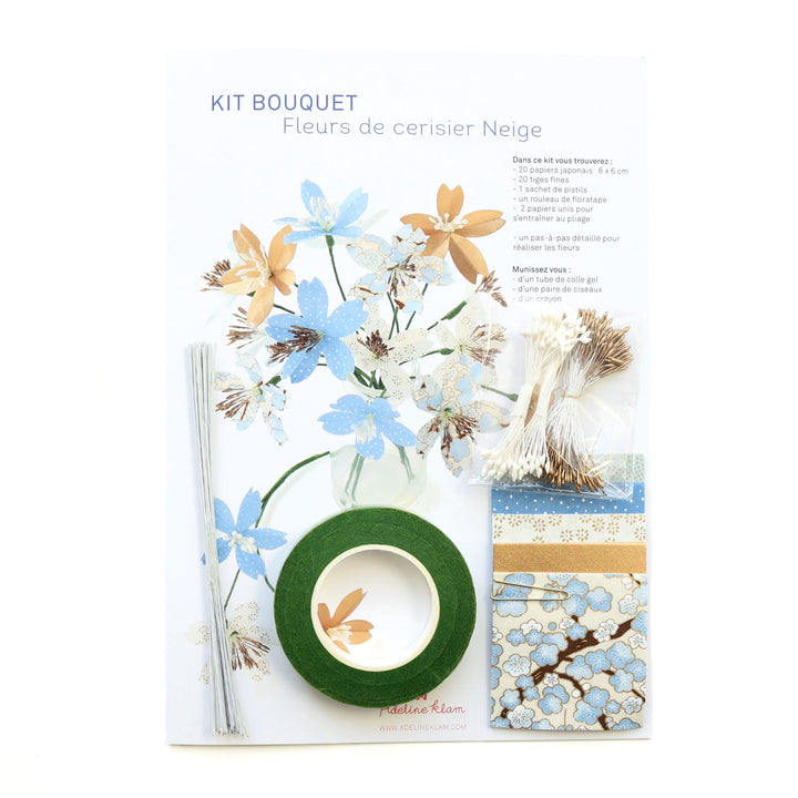 photo packshot du packaging du kit bouquet de fleurs de cerisier dans les tons bleu ciel, dorés et blanc crème « neige » adeline klam
