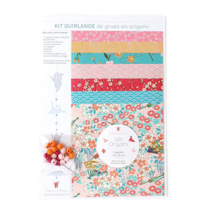 photo packshot de la guirlande montée et du packaging du kit créatif guirlande de grues en origami « roudoudou » (A11) dans les tons roses, jaune orangé et bleu turquoise adeline klam