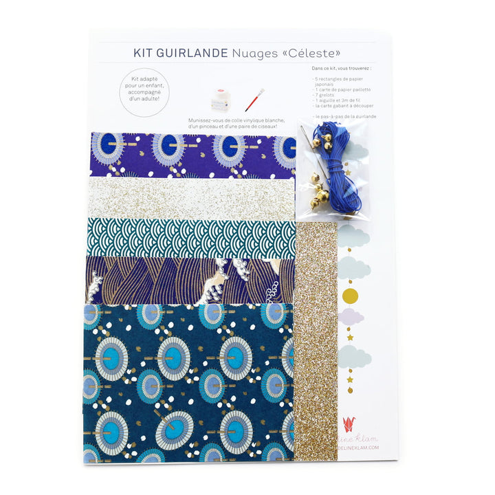 photo packshot du packaging du kit guirlande de nuages « céleste » dans les tons bleu nuit et marine, blancs et dorés « cosmique » adeline klam